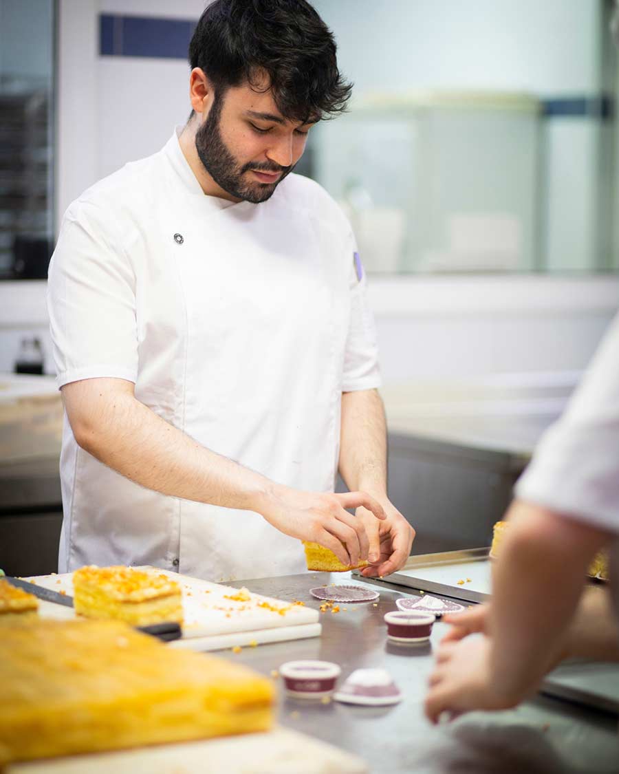 Confitería Vidal, elaborando pasteles